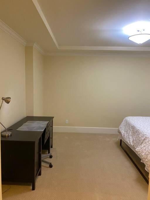 Spacious Modern New Suite Ванкувер Екстер'єр фото